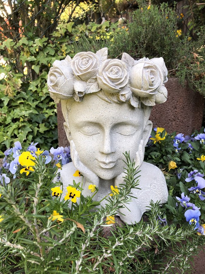 Pflanzkopf Büste Frauenkopf mit Rosenkranz z. Bepflanzen Poyresin H 28,7 cm