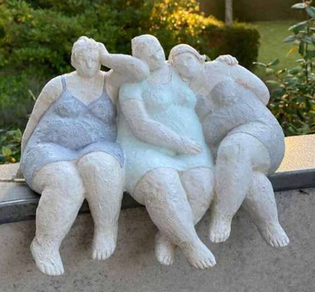 Frauengruppe sitzend Polyresin, Frau, Skulptur, Dekoration Pastelltöne L 28cm